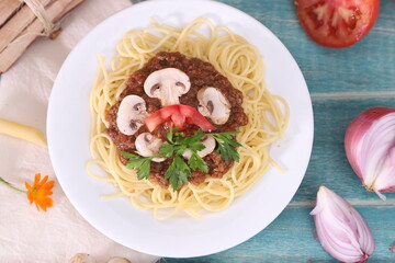 fresh spaghetti with bolognese sauce