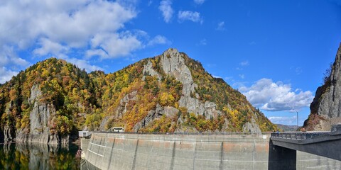 ちょうど見頃の紅葉と豊平峡ダムのコラボ情景＠北海道