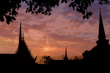 Obraz premium silhouette of buddhist temple at sunset time