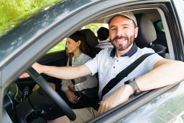 Obraz premium Cheerful husband enjoying a little road trip