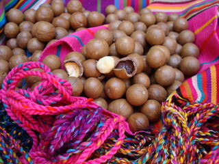 Nueces de macadamia sobre lienzo colorido 10