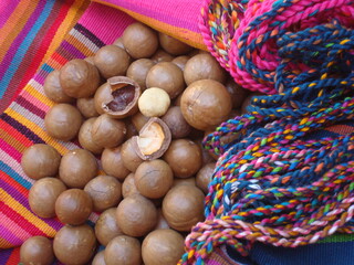 Hilos multicolores y nueces de macadamia 5