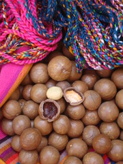 Hilos multicolores y nueces de macadamia 2