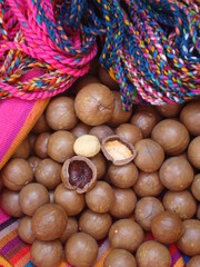 Hilos multicolores y nueces de macadamia