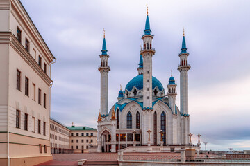 Fototapeta na wymiar Kul Sharif Mosque in the Kazan Kremlin on the background of the pink dawn sky, Kazan, Tatarstan, Russia.
