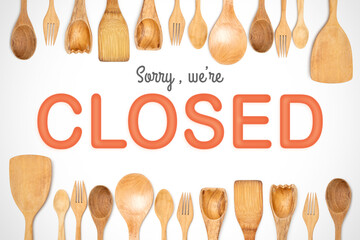 Sorry we're closed with wooden kitchen accessories frame isolated white background. suitable for restaurant decoration. 3d typography image.