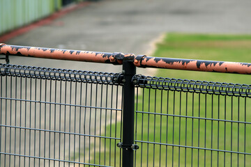 運動場の錆びたフェンス