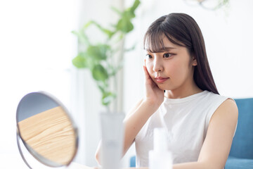 若いうちからスキンケアに努める女性