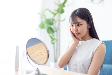 若いうちからスキンケアに努める女性