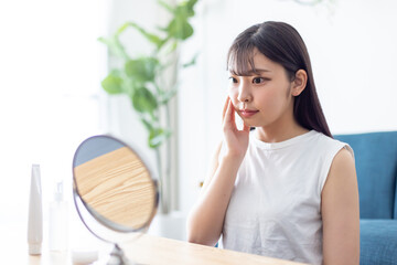 若いうちからスキンケアに努める女性