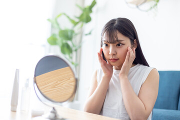 若いうちからスキンケアに努める女性