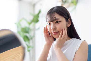 若いうちからスキンケアに努める女性