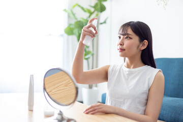 若いうちからスキンケアに努める女性