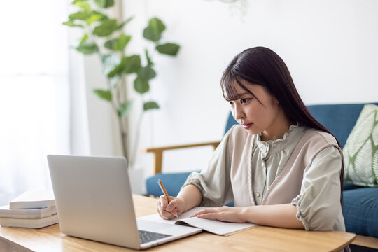 オンライン授業を受ける女子大学生