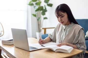 オンライン授業を受ける女子大学生