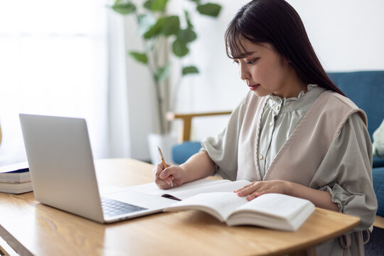 オンライン授業を受ける女子大学生