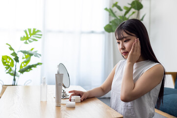 若いうちからスキンケアに努める女性