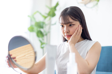 若いうちからスキンケアに努める女性