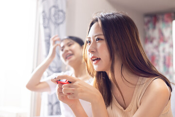 お家でテレビゲームを楽しむ女性
