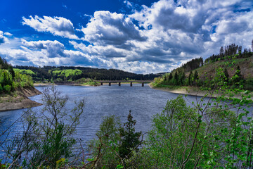 Fototapeta na wymiar Okerstausee mit Weißwasserbrücke