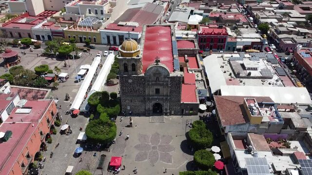 Toma a&eacute;rea de la parroquia santiago apostol en Tequila Jalisco 