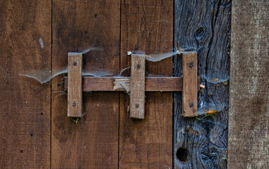 Holzriegel mit Spinnennetzen