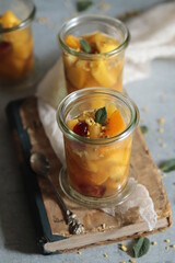 salade de mangue, ananas, orange et thé à la menthe