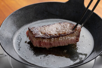 フライパンでステーキ肉を焼く