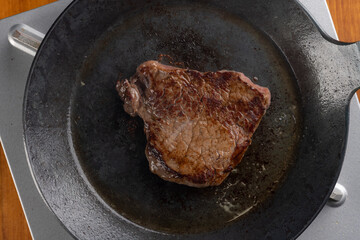 フライパンでステーキ肉を焼く