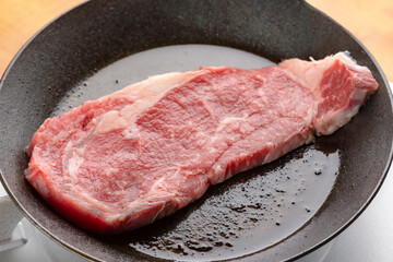 フライパンでステーキ肉を焼く
