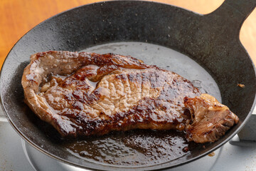 フライパンでステーキ肉を焼く