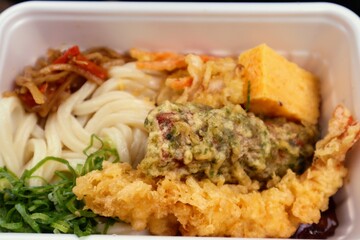 日本のファストフード店の天ぷらうどんのクローズアップ
