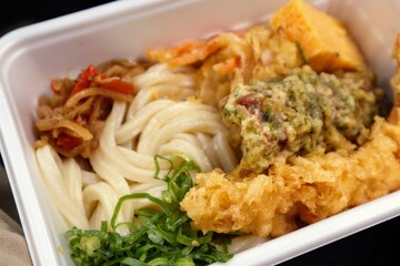 日本のファストフード店の天ぷらうどんのクローズアップ