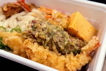 日本のファストフード店の天ぷらうどんのクローズアップ