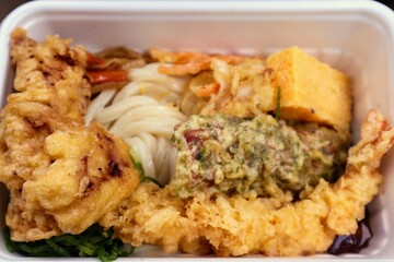 日本のファストフード店の天ぷらうどんのクローズアップ