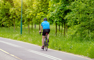 Obraz premium Cyclist ride on the bike path in the city Park 