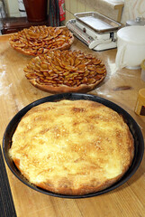 Frisch gebackener Rahmkuchen und Pflaumenkuchen