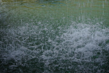 Falling water drops in a puddle in the rain - 水たまりに落ちる雫 豪雨