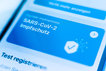 Eingetragener Digitaler Impfnachweis in der Cornona Warn App auf dem Display eines Handys