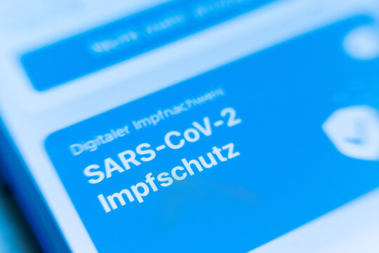 Eingetragener Digitaler Impfnachweis in der Cornona Warn App auf dem Display eines Handys