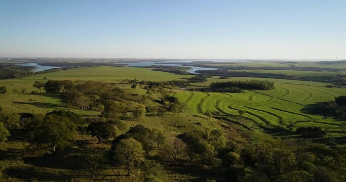 Sobrevolando chacras en direccion hacia el lago Itaipu en Itaipul&acirc;ndia parana brasil
