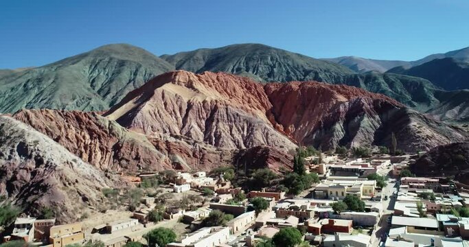 Cerro de siete colores a vista de drone en purmamarca jujuy argentina