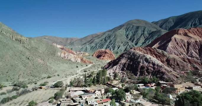 Sobrevolando un caminito a vista de drone sobre los cerros de siete colores en purmamarca jujuy argentina
