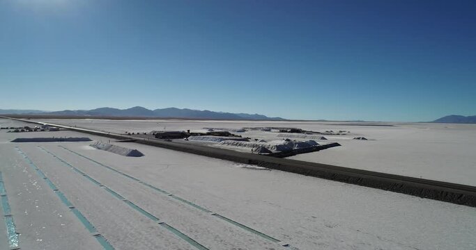 Extraccion de sal en la imponente salinas grandes de jujuy argentina a vista de drone
