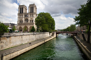 Fototapeta na wymiar Travel Paris: Notre Dame and the Seine as seen from Petit Pont