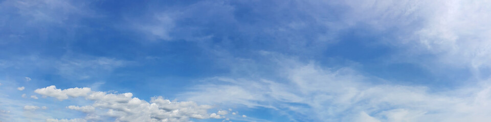 Obraz premium Panorama sky with cloud on a sunny day. Beautiful cirrus cloud.
