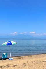 夏の猪苗代湖と磐梯山（福島県郡山市・湖南町）