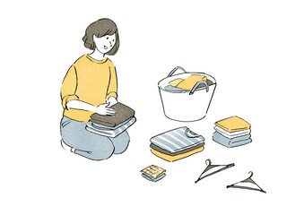 洗濯物をたたむ女性