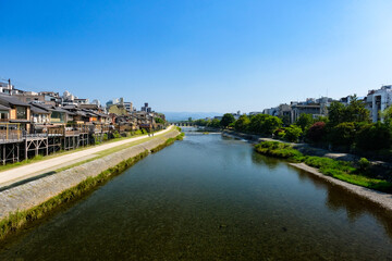 Fototapeta na wymiar 京都市 鴨川と四条の街並み