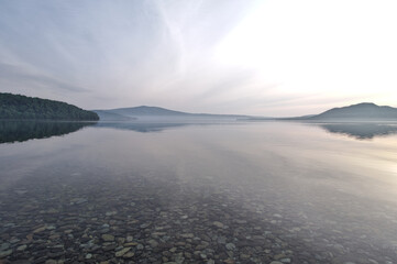 湖面に空を映すクリアな湖。